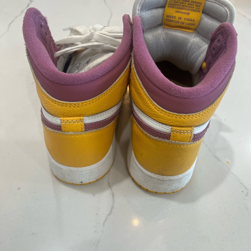 Unisex Nike Air Size 5.5Y!! Brand new extra laces included.